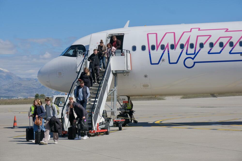 <p>"Moraćemo da razmišljamo o infrastrukturi, jer Aerodrom više ne može više da primi linija, pa ćemo gledati kako da je unaprijedimo", kazao je premijer Milojko Spajić</p>