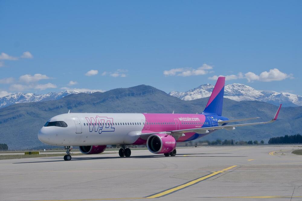 <p>"Moraćemo da razmišljamo o infrastrukturi, jer Aerodrom više ne može više da primi linija, pa ćemo gledati kako da je unaprijedimo", kazao je premijer Milojko Spajić</p>
