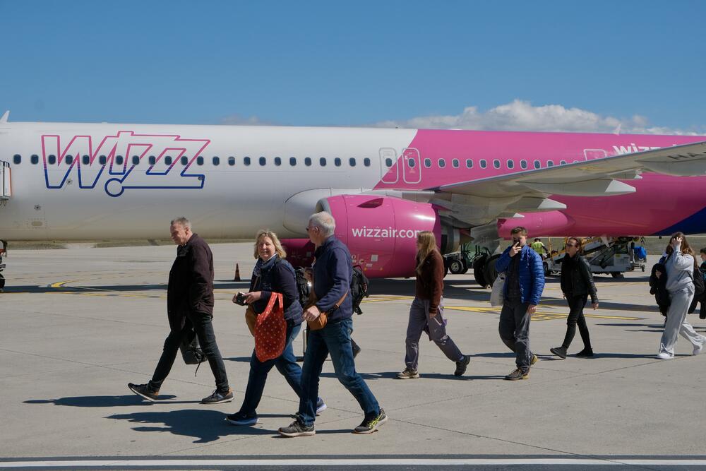 <p>"Moraćemo da razmišljamo o infrastrukturi, jer Aerodrom više ne može više da primi linija, pa ćemo gledati kako da je unaprijedimo", kazao je premijer Milojko Spajić</p>