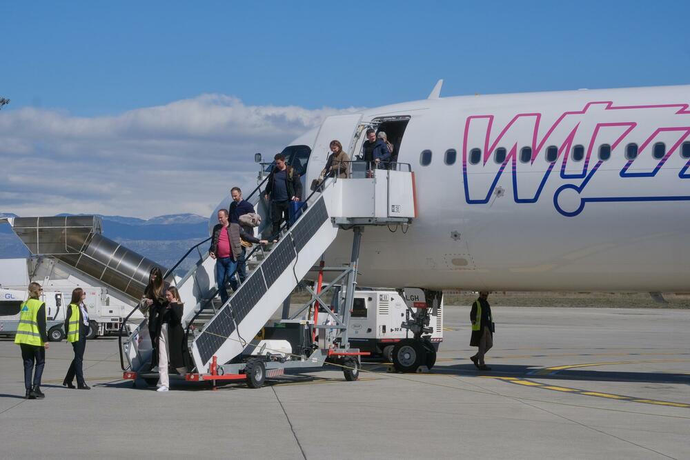 <p>"Moraćemo da razmišljamo o infrastrukturi, jer Aerodrom više ne može više da primi linija, pa ćemo gledati kako da je unaprijedimo", kazao je premijer Milojko Spajić</p>