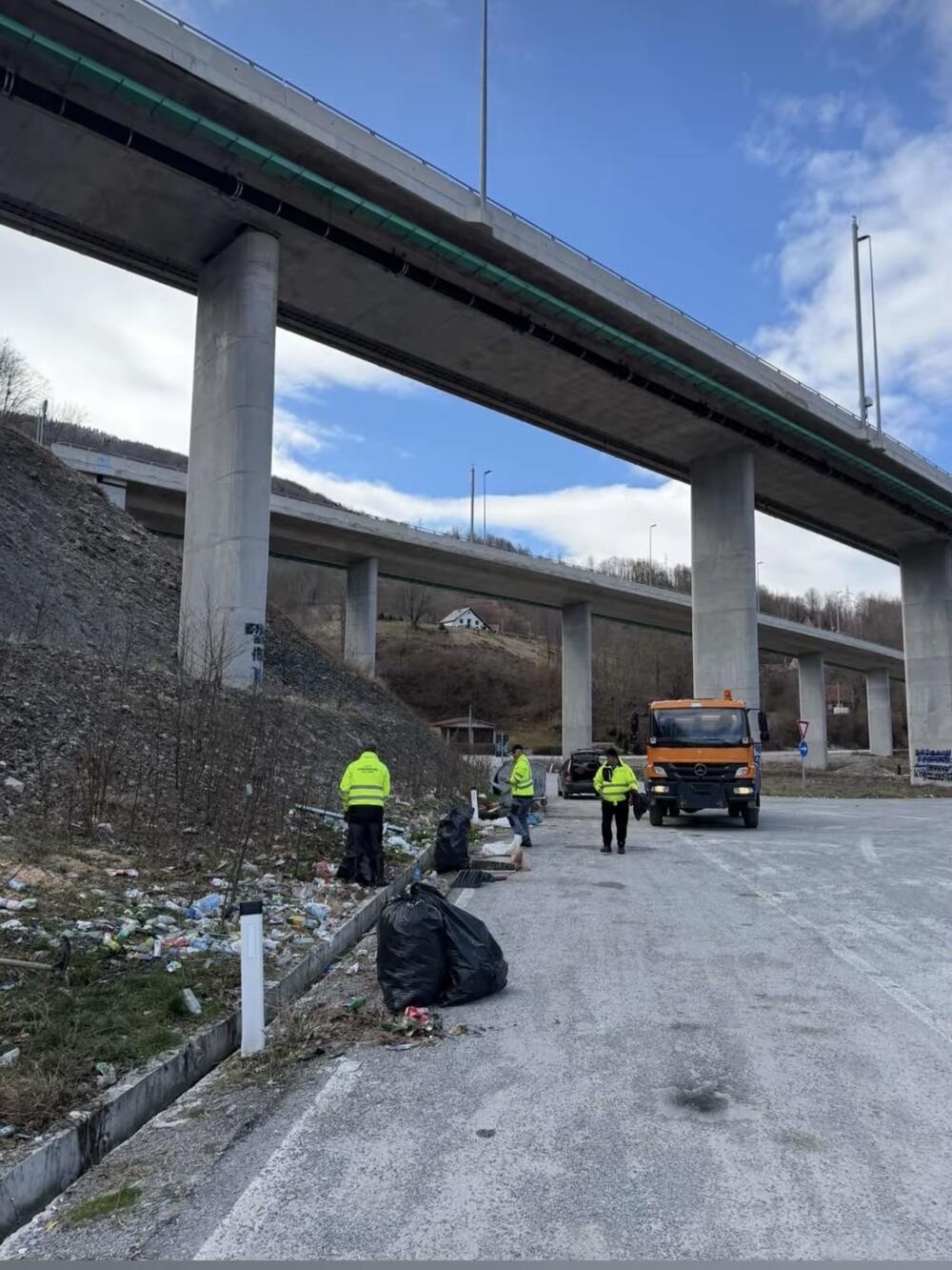 Počela akcija čišćenja: Velike količine otpada uz put Mateševo –...