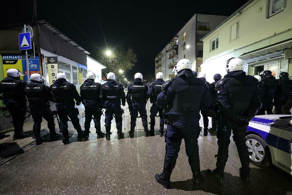 Kordon policije u centru Sevojna po zatvaranju birališta 