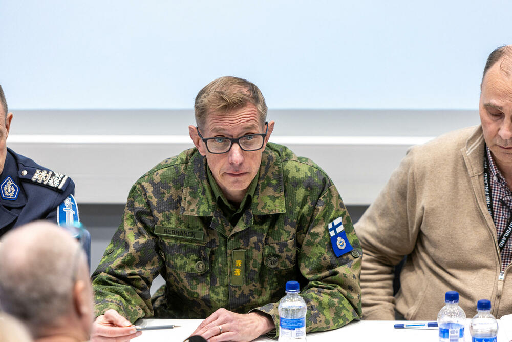 General-major Timo Heranen prisustvuje konferenciji za novinare u Kouvoli, u Finskoj