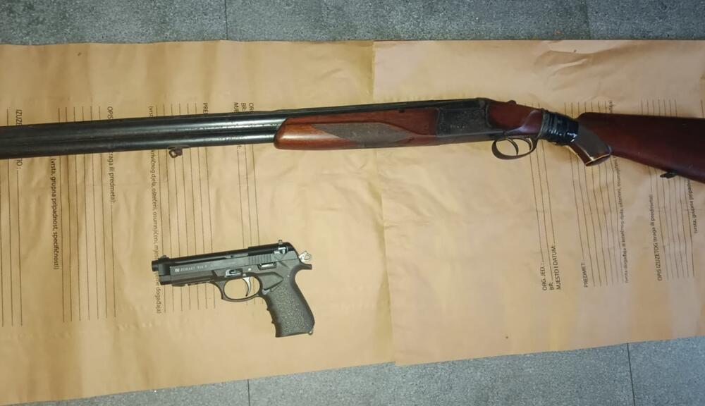 Pretresom u Podgorici pronađeni puška i startni pištolj, uhapšena...