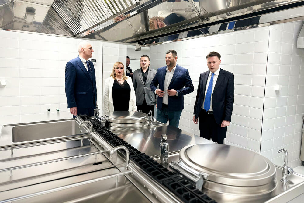 Predstavnici Vlade, lokalne vlasti i zdravstva u rekonstruisanoj kuhinji, Foto: Opština Nikšić
