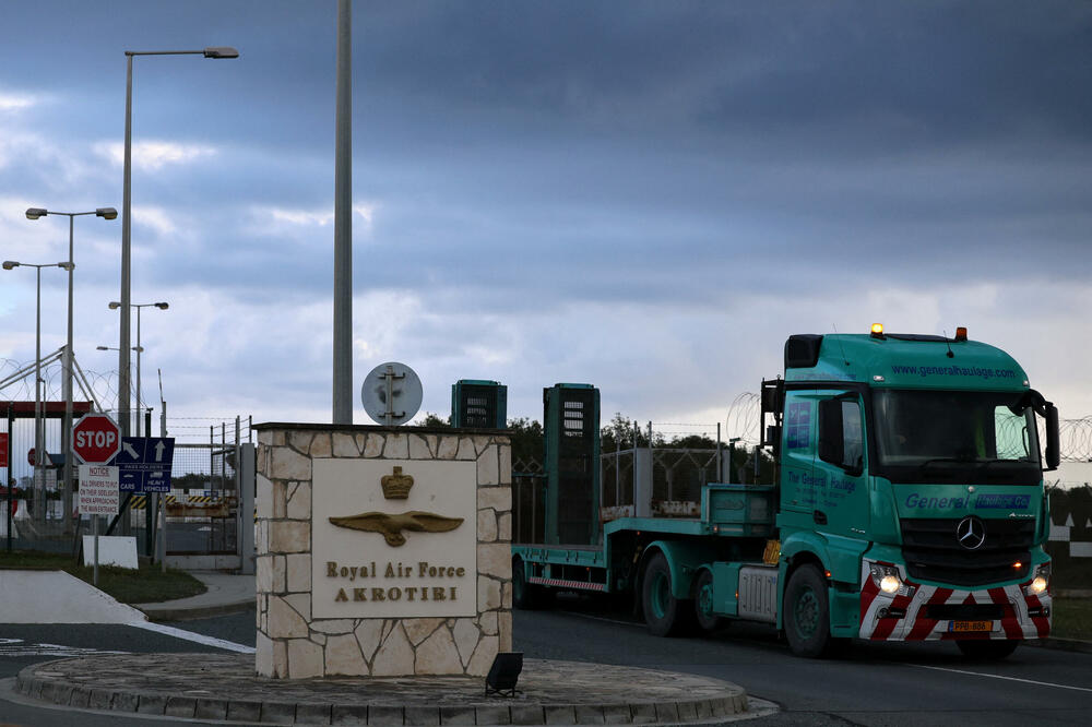 Kamion napušta RAF Akrotiri, suverenu britansku bazu na Kipru., Foto: REUTERS