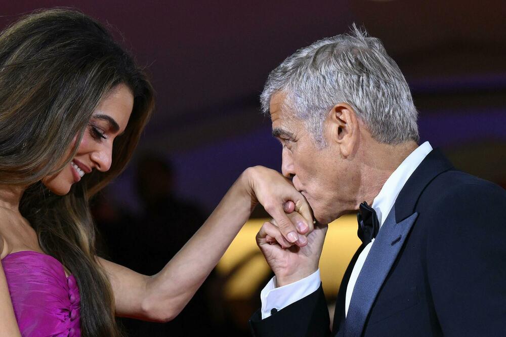 Poljubac u ruku može biti seksualni napad, utvrdio sud u Španiji