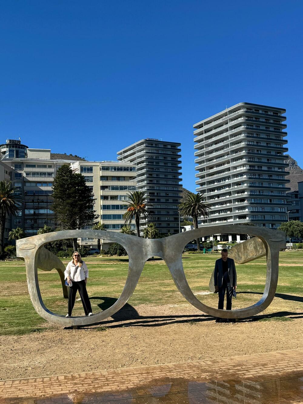 Zaštitni znak Kejptauna: naočare Nelsona Mandele i kule bliznakinje u pozadini