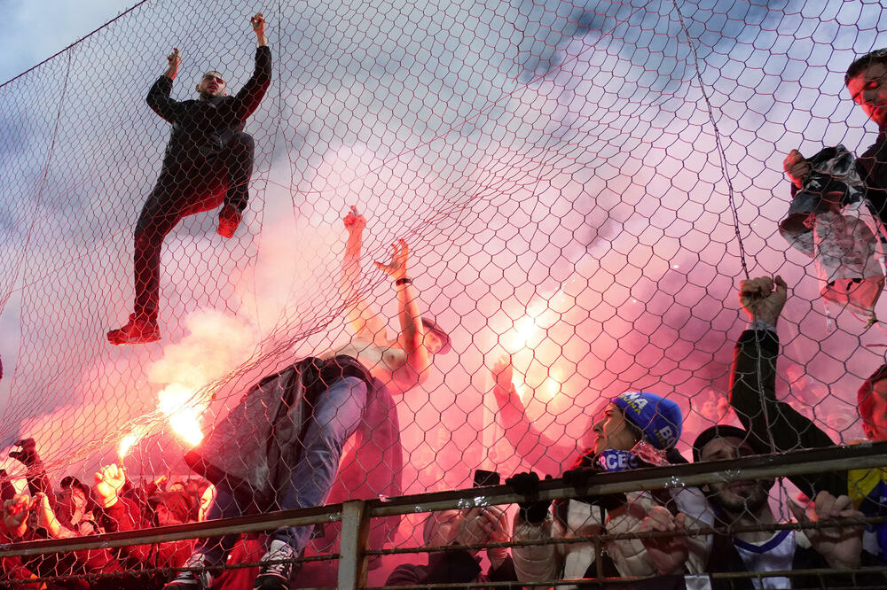 <p>Slavlje sa stadiona se momentalno prenijelo i na ulice</p>