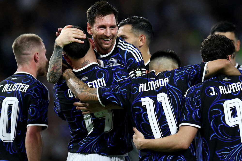 Mesi sa sigračima proslavlja gol, Foto: Reuters