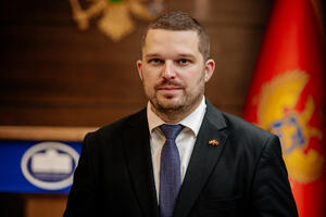 Mikić pita Šahmanovića: Koliko su građani kroz račune za struju...