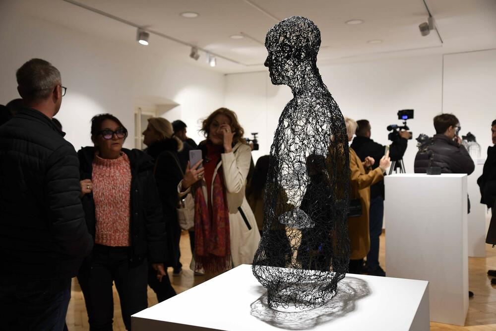 <p>Umjetnica Katarina Tomašević Kroford predstavlja se u Podgorici, u Perjaničkom domu MSUCG-a, jedinstvenom izložbom koja žicom i japanskom tehnikom kintsugi, govori o sanjarima, malim i velikim...</p>