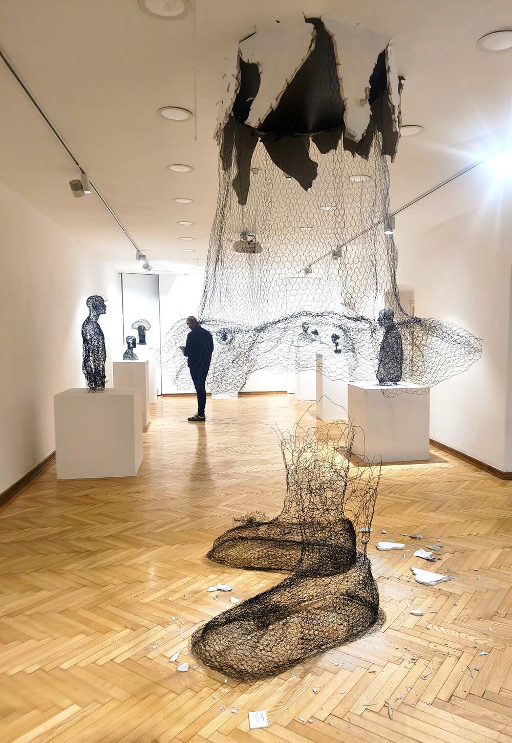 <p>Umjetnica Katarina Tomašević Kroford predstavlja se u Podgorici, u Perjaničkom domu MSUCG-a, jedinstvenom izložbom koja žicom i japanskom tehnikom kintsugi, govori o sanjarima, malim i velikim...</p>