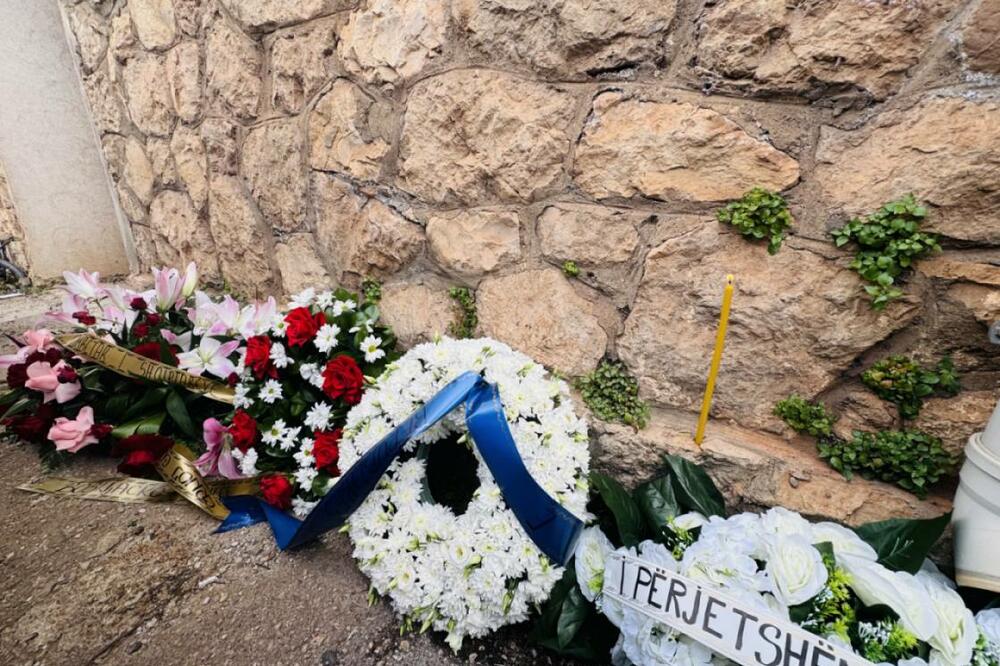 S jučerašnje komemoracije žrtvama kod zgrade Monoplola duvana u Baru, Foto: Aleksandar Zeković