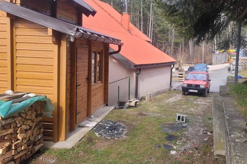 Prilaz blokiran i zbog vozila: Dulovine, Foto: Privatna arhiva