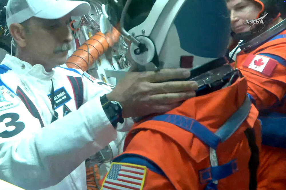 <p>Lansiranje će biti obavljeno iz NASA-inog svemirskog centra Kenedi na Floridi, sa rampe koja se nalazi odmah pored one sa koje su posljednji astronauti američkog programa Apolo krenuli ka Mjesecu prije više od pola vijeka</p>