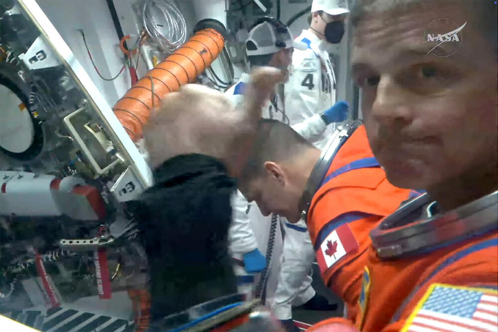 <p>Lansiranje će biti obavljeno iz NASA-inog svemirskog centra Kenedi na Floridi, sa rampe koja se nalazi odmah pored one sa koje su posljednji astronauti američkog programa Apolo krenuli ka Mjesecu prije više od pola vijeka</p>