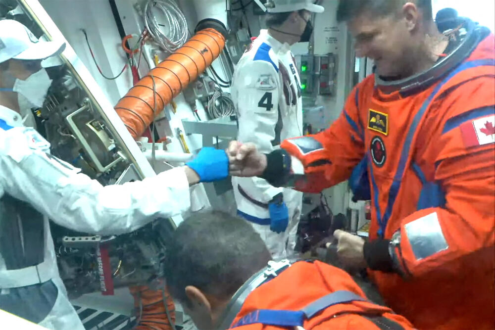 <p>Lansiranje će biti obavljeno iz NASA-inog svemirskog centra Kenedi na Floridi, sa rampe koja se nalazi odmah pored one sa koje su posljednji astronauti američkog programa Apolo krenuli ka Mjesecu prije više od pola vijeka</p>