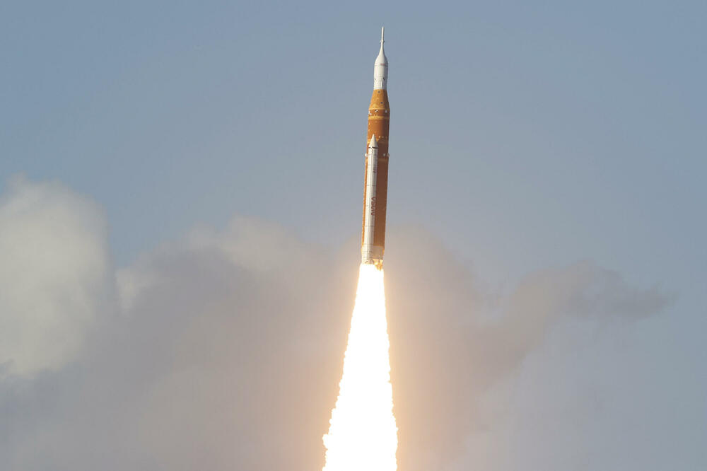 <p>Lansiranje je obavljeno iz NASA-inog svemirskog centra Kenedi na Floridi, sa rampe koja se nalazi odmah pored one sa koje su posljednji astronauti američkog programa Apolo krenuli ka Mjesecu prije više od pola vijeka</p>