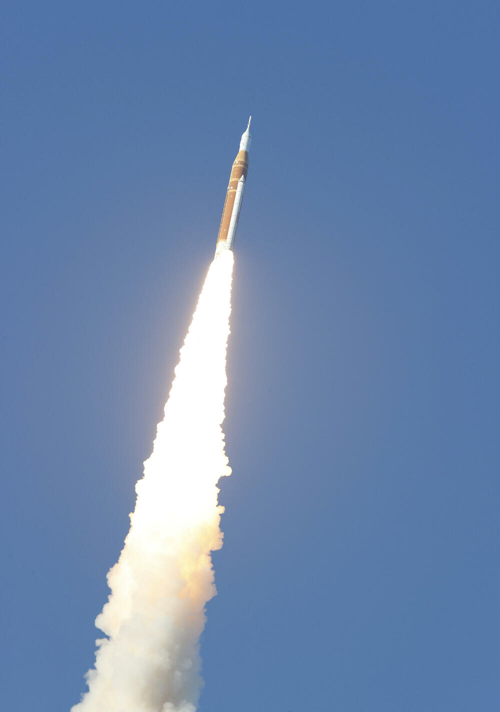 <p>Lansiranje je obavljeno iz NASA-inog svemirskog centra Kenedi na Floridi, sa rampe koja se nalazi odmah pored one sa koje su posljednji astronauti američkog programa Apolo krenuli ka Mjesecu prije više od pola vijeka</p>