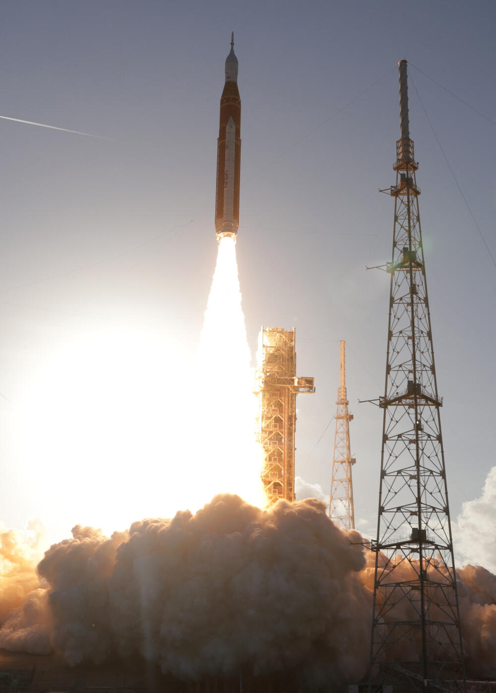 <p>Lansiranje je obavljeno iz NASA-inog svemirskog centra Kenedi na Floridi, sa rampe koja se nalazi odmah pored one sa koje su posljednji astronauti američkog programa Apolo krenuli ka Mjesecu prije više od pola vijeka</p>