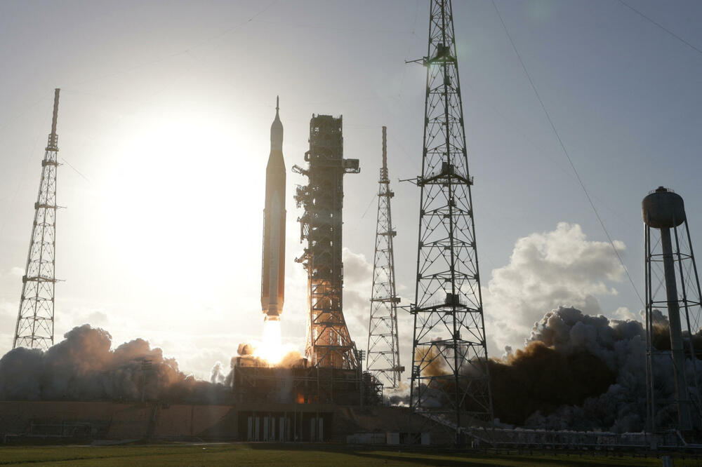 <p>Lansiranje je obavljeno iz NASA-inog svemirskog centra Kenedi na Floridi, sa rampe koja se nalazi odmah pored one sa koje su posljednji astronauti američkog programa Apolo krenuli ka Mjesecu prije više od pola vijeka</p>