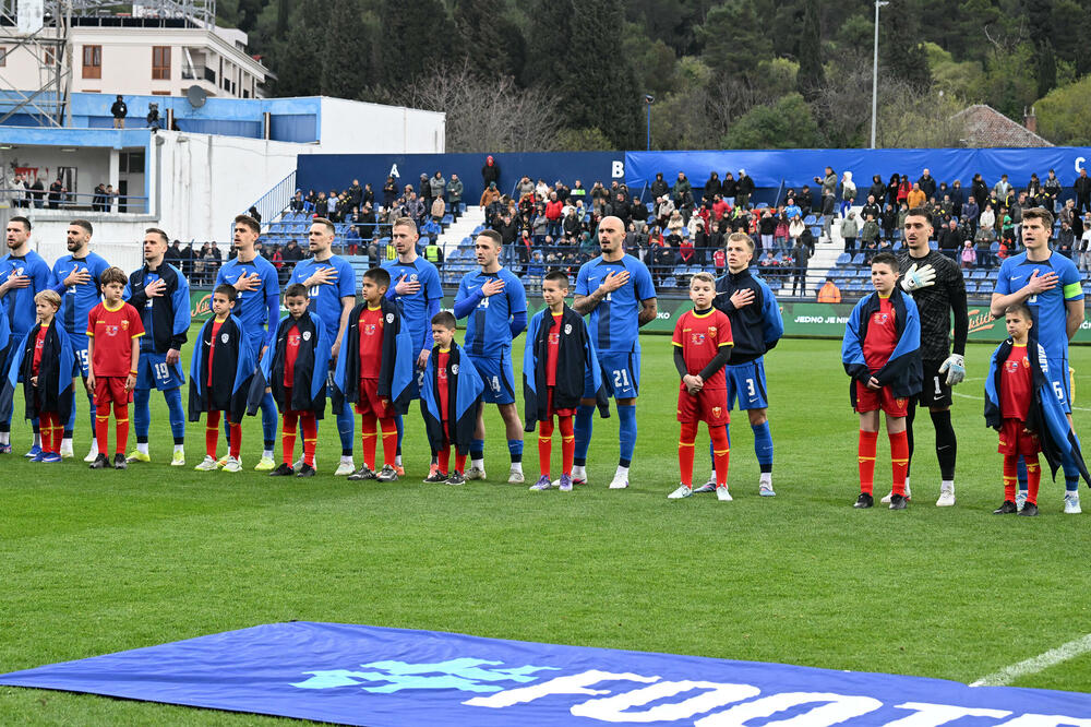 Slovenački fudbaleri tokom intoniranja himni u Podgorici, Foto: FSCG