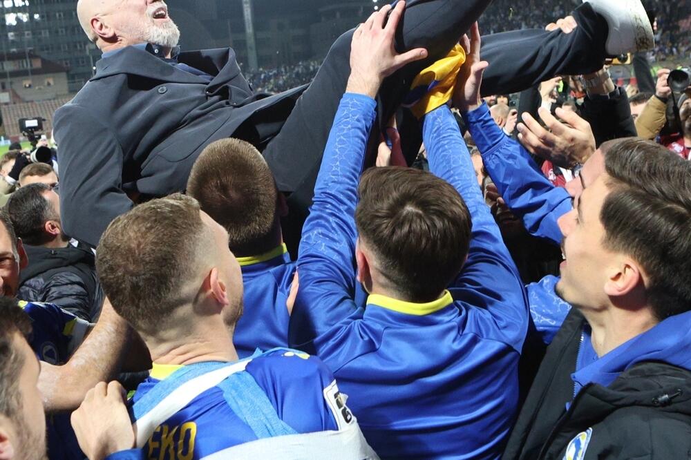 Barbarez na rukama svojih igrača nakon epskog meča u Zenici, Foto: NS Bosne i Hercegovine/Facebook