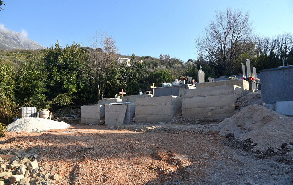 <p>Baranin Đorđe Maljević rekao da ne čini ništa nezakonito, već da u dogovoru sa vlasnicom parcele, napravi grobnicu i proda</p>  <p>Tvrde i da imaju blagoslov mjesnog paroha, jer se ta zemlja graniči sa crkvenim grobljem</p>  <p>Iz Opštine Bar tvrde da taj problem nije u njihovoj direktnoj nadležnosti, ali i upozoravaju da se to pitanje mora zakonski riješiti</p>