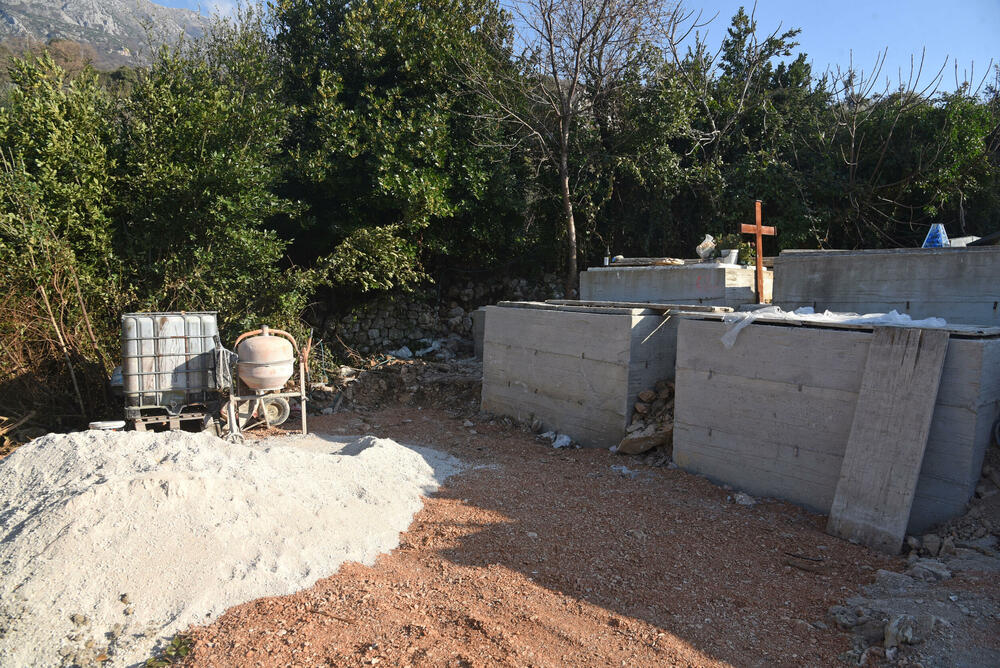 <p>Baranin Đorđe Maljević rekao da ne čini ništa nezakonito, već da u dogovoru sa vlasnicom parcele, napravi grobnicu i proda</p>  <p>Tvrde i da imaju blagoslov mjesnog paroha, jer se ta zemlja graniči sa crkvenim grobljem</p>  <p>Iz Opštine Bar tvrde da taj problem nije u njihovoj direktnoj nadležnosti, ali i upozoravaju da se to pitanje mora zakonski riješiti</p>