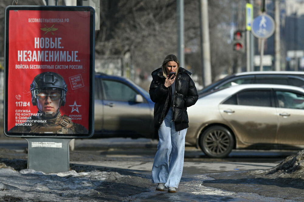 Bilbord koji promoviše ugovornu vojnu službu u snagama za bespilotne sisteme ruske vojske, u Omsku u Rusiji, Foto: Rojters