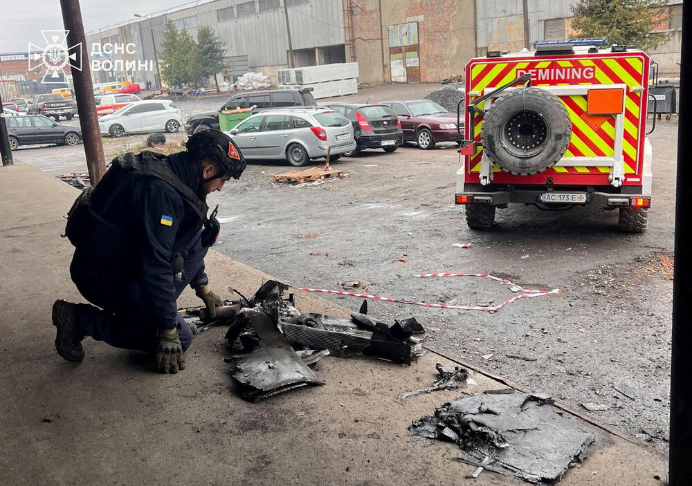 Policijski vještak na mjestu ruskog napada dronom u Lucku u Ukrajini