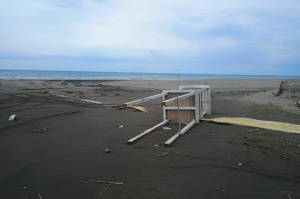 Detalj sa plaže &ldquo;Imperijal&rdquo;, Foto: Samir Adrović