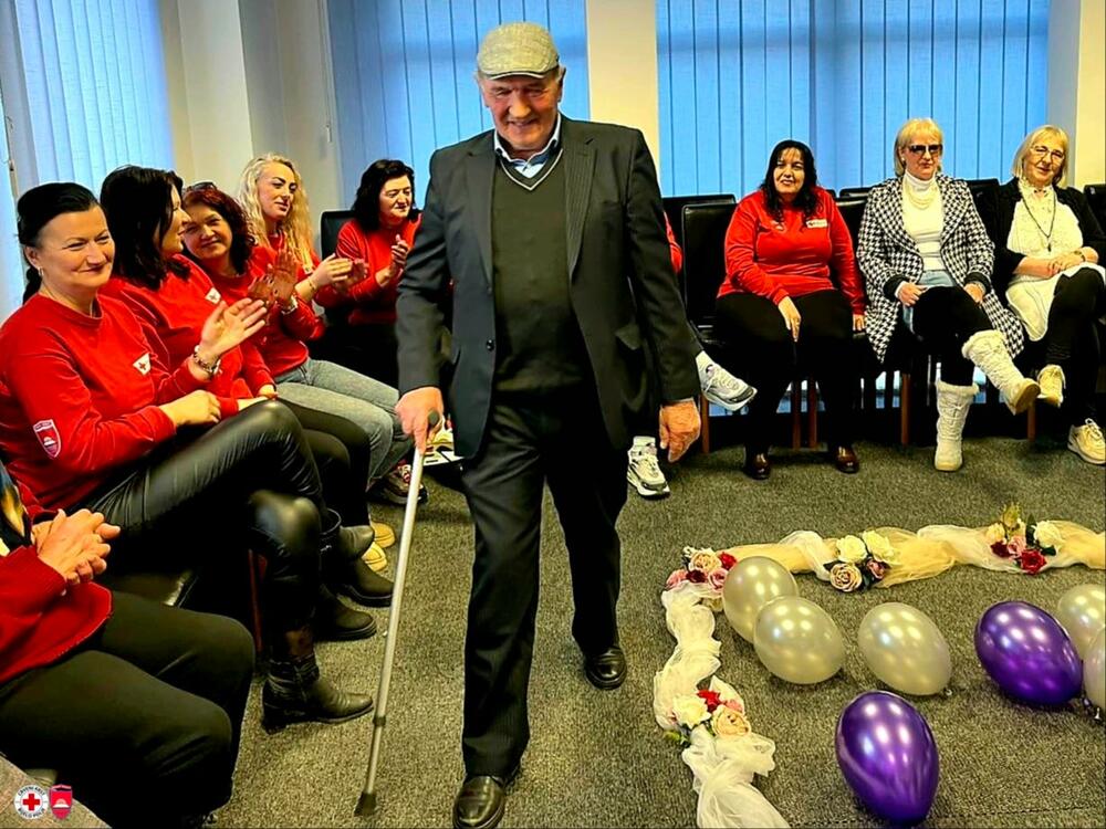 <p>arame, haljine, šeširi i pažljivo birani detalji podsjetili su na neka prošla vremena, budeći nostalgiju kako kod učesnika, tako i kod publike</p>