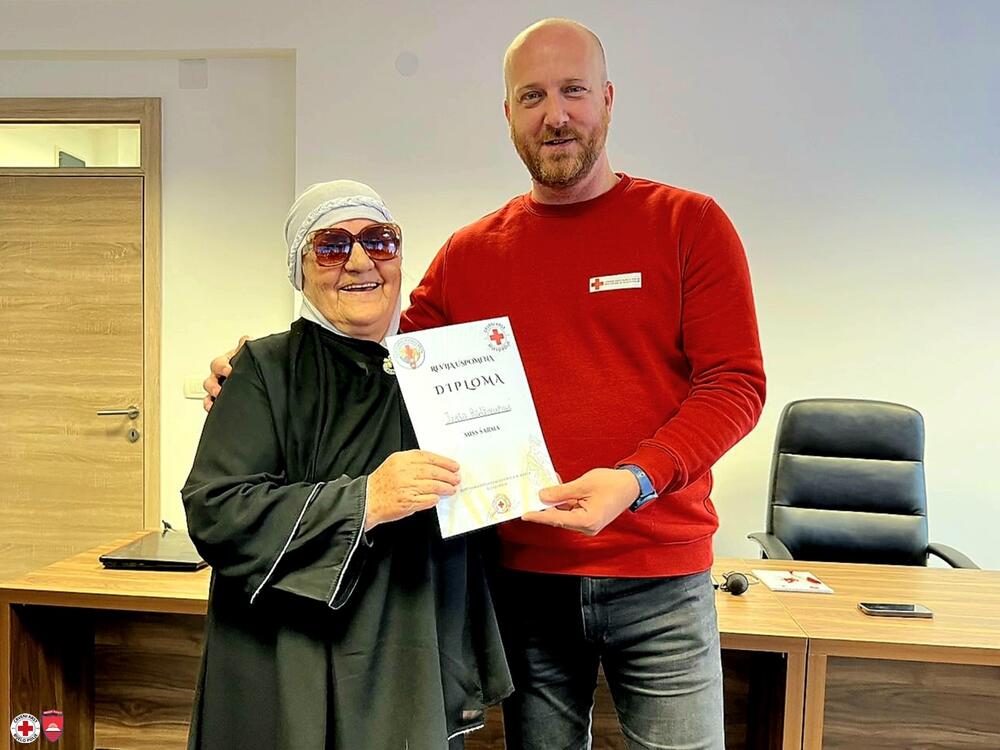 <p>arame, haljine, šeširi i pažljivo birani detalji podsjetili su na neka prošla vremena, budeći nostalgiju kako kod učesnika, tako i kod publike</p>