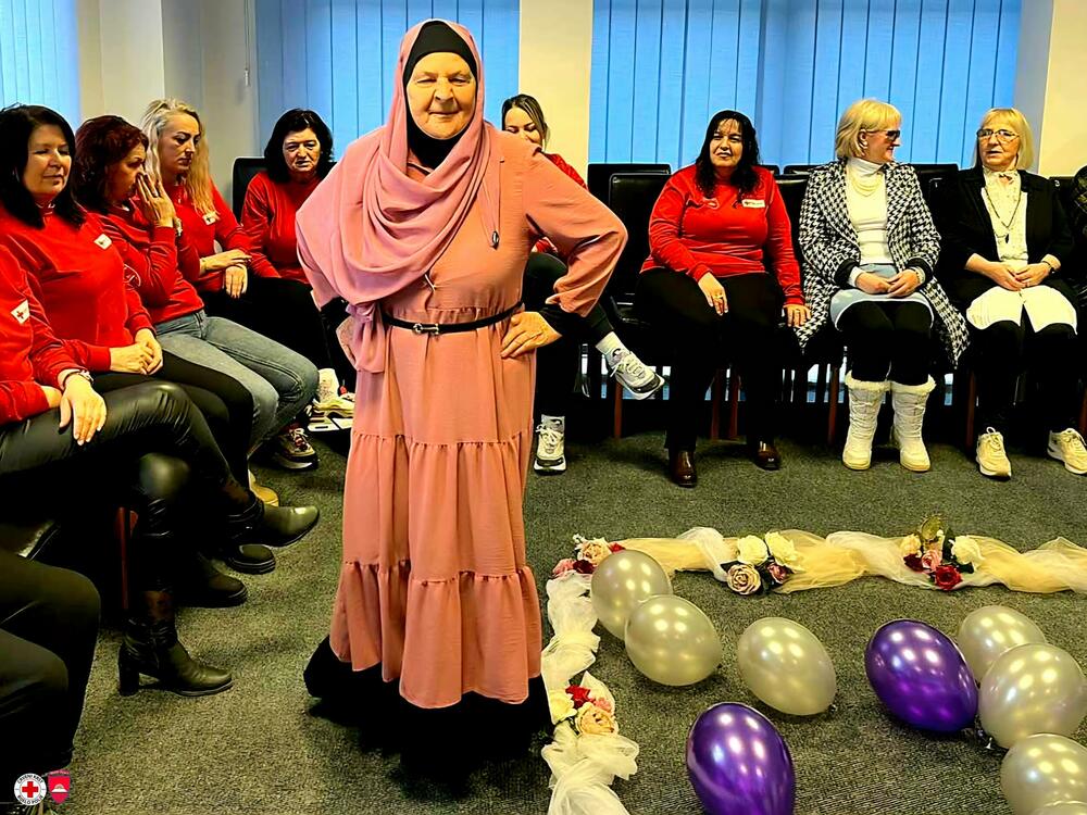 <p>arame, haljine, šeširi i pažljivo birani detalji podsjetili su na neka prošla vremena, budeći nostalgiju kako kod učesnika, tako i kod publike</p>
