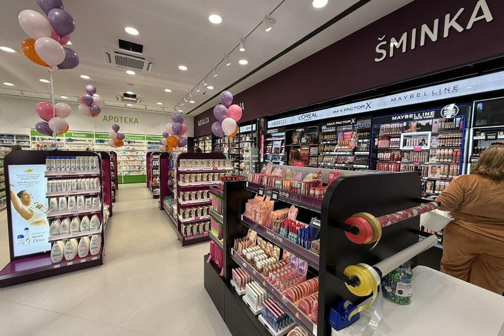 <p>Posebno se izdvajaju ekskluzivni brendovi dostupni samo u Dama drogeriji, sa preko 2.000 proizvoda, provjereni favoriti i novi viralni proizvodi koji prate aktuelne trendove</p>