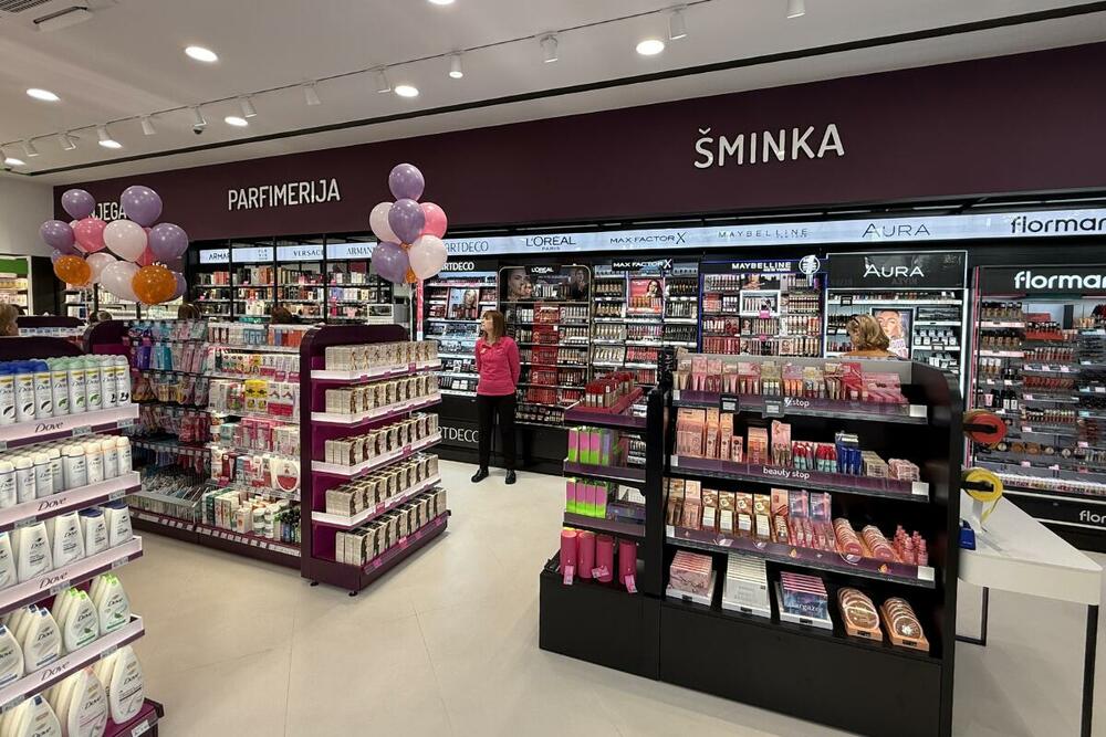 <p>Posebno se izdvajaju ekskluzivni brendovi dostupni samo u Dama drogeriji, sa preko 2.000 proizvoda, provjereni favoriti i novi viralni proizvodi koji prate aktuelne trendove</p>