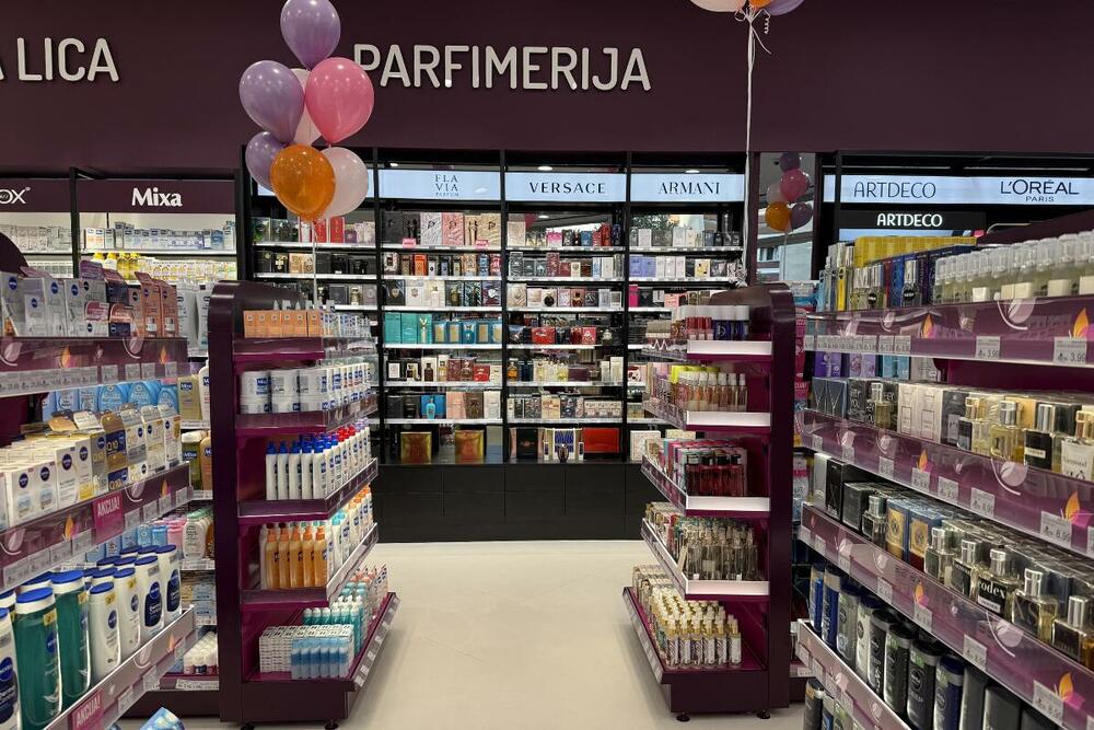 <p>Posebno se izdvajaju ekskluzivni brendovi dostupni samo u Dama drogeriji, sa preko 2.000 proizvoda, provjereni favoriti i novi viralni proizvodi koji prate aktuelne trendove</p>