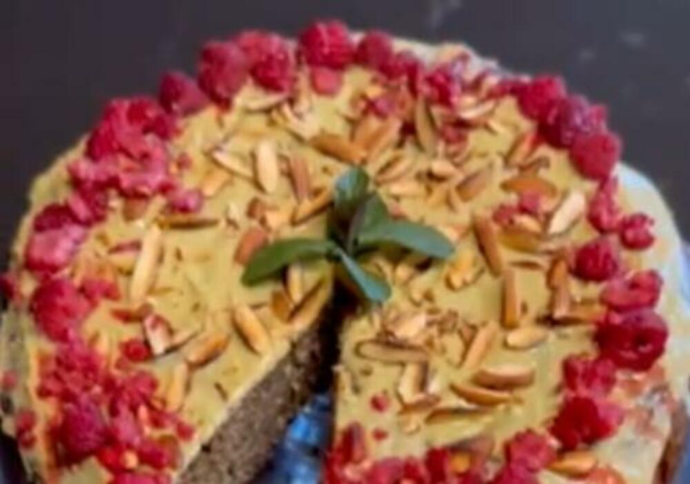 Torta Nora: sočna a zdrava, od maka, badema i urmi