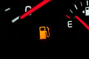 Za volanom: Koliko vožnja na rezervi škodi automobilu?