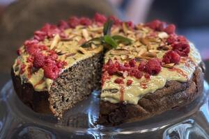 Torta Nora: sočna a zdrava, od maka, badema i urmi