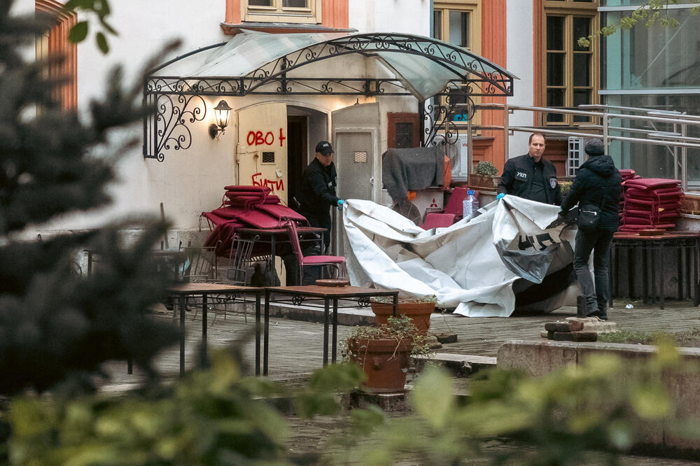 Policija uklanja transparente iz zgrade Univerzitetu u Beogradu, Foto: Rojters