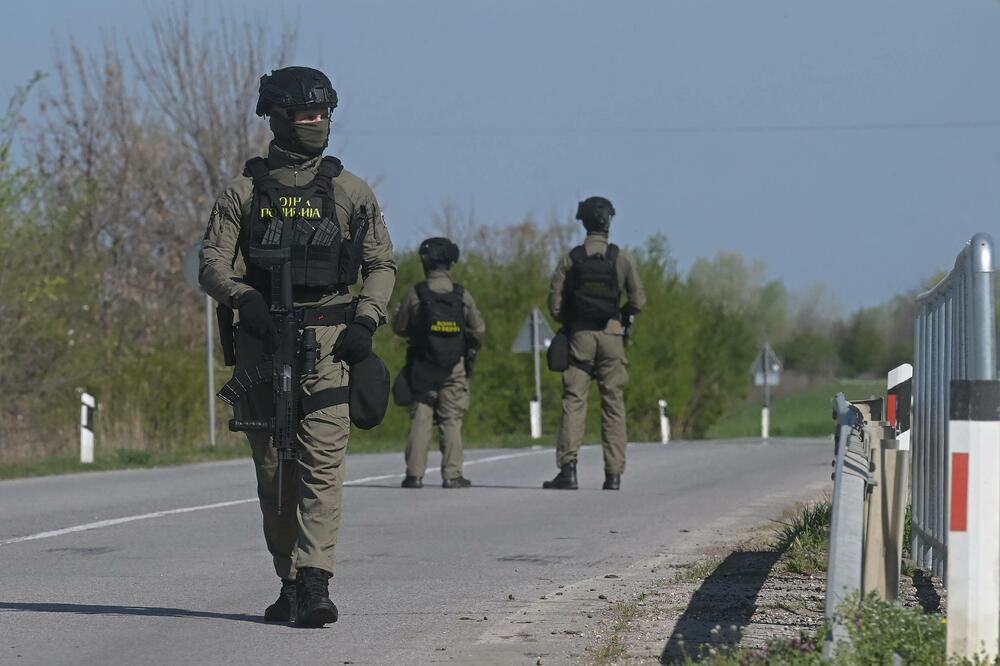 Pripadnici srpskih snaga bezbjednosti u blizini mjesta gdje je pronađen eksploziv, Foto: Beta/AP