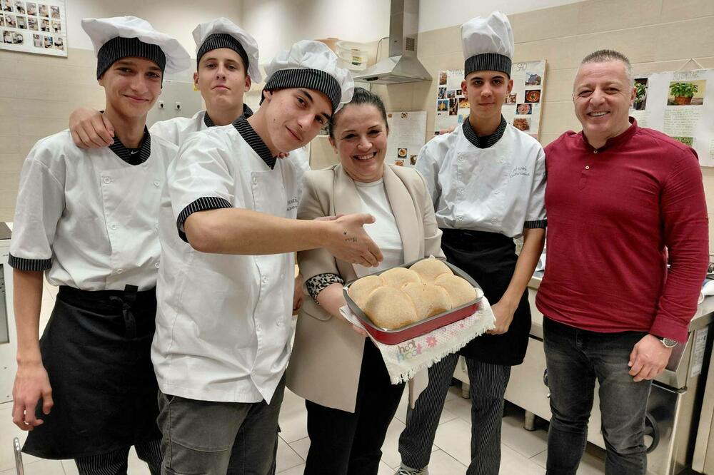 Valentina Piperović sa srednjoškolcima, Foto: Privatna arhiva