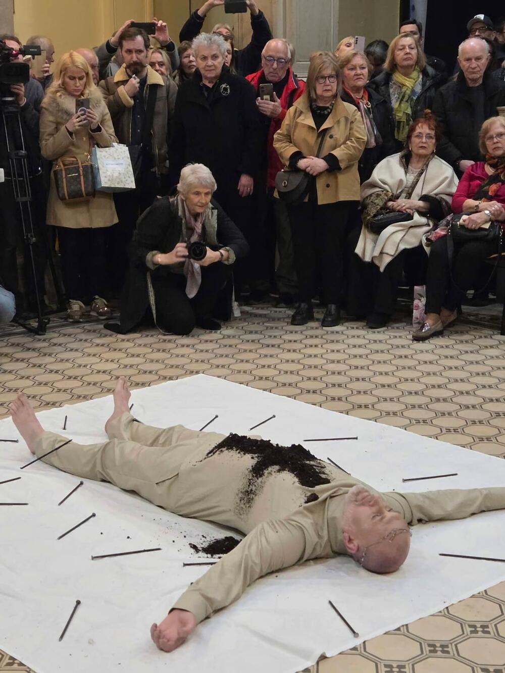 <p>Pred brojnom publikom u Nacionalnom muzeju moderne umjetnosti u Zagrebu, izveden performans istaknutog umjetnika</p>