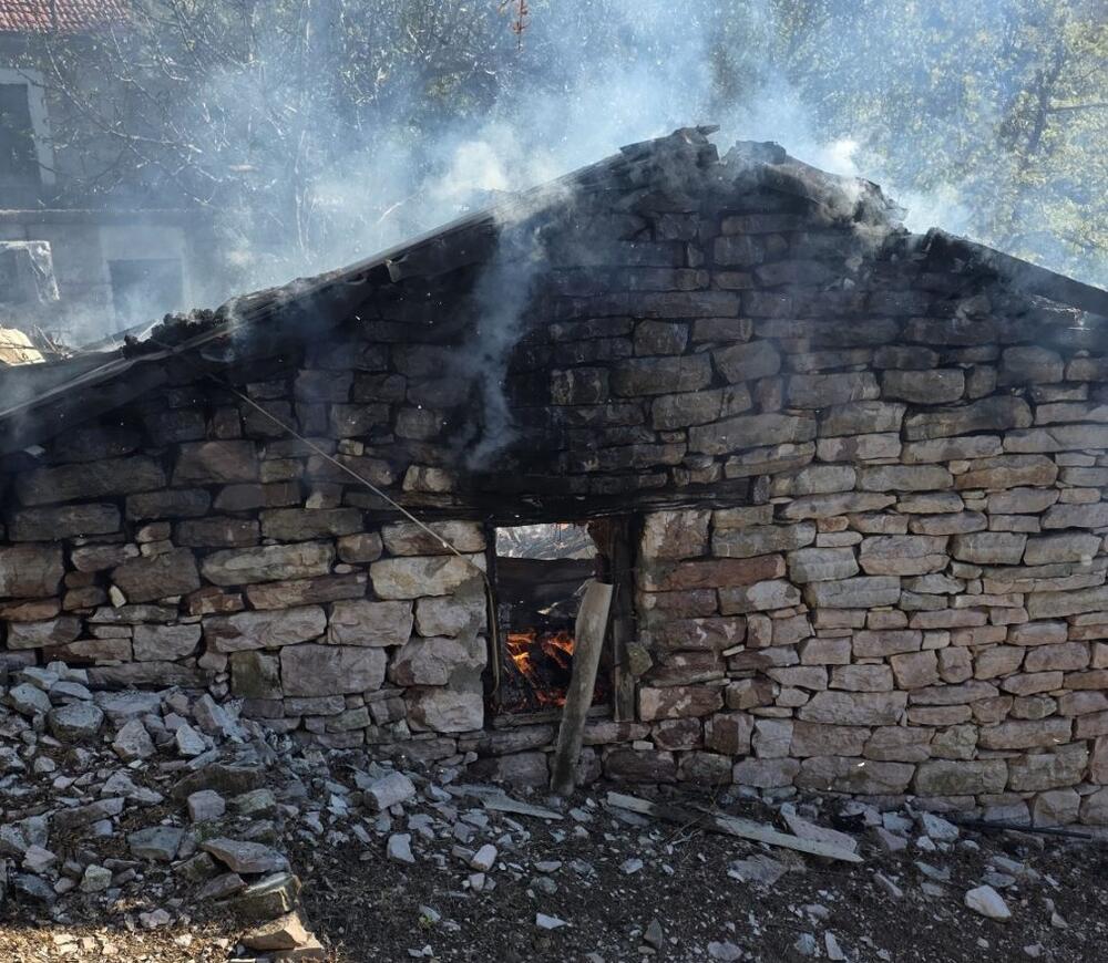 Požar kod Tivta, izgorio pomoćni objekat