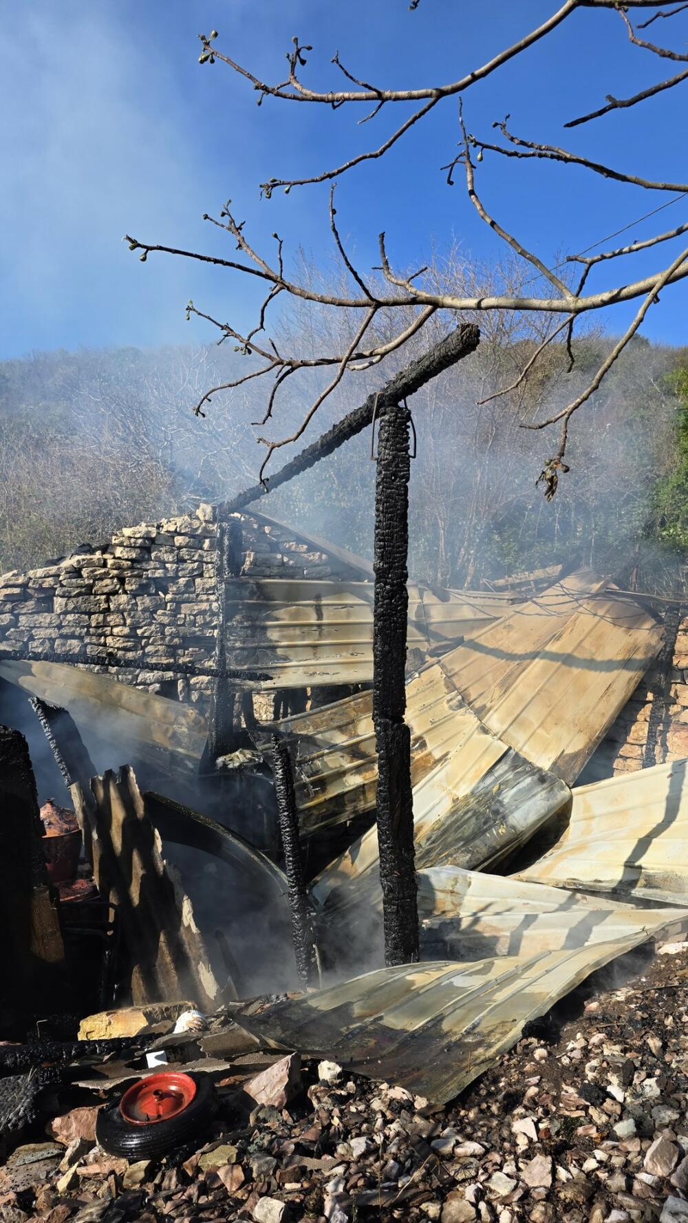 <p>Vatrogasci uspjeli da spriječe njegovo prenošenje na okolne objekte i rastinje</p>