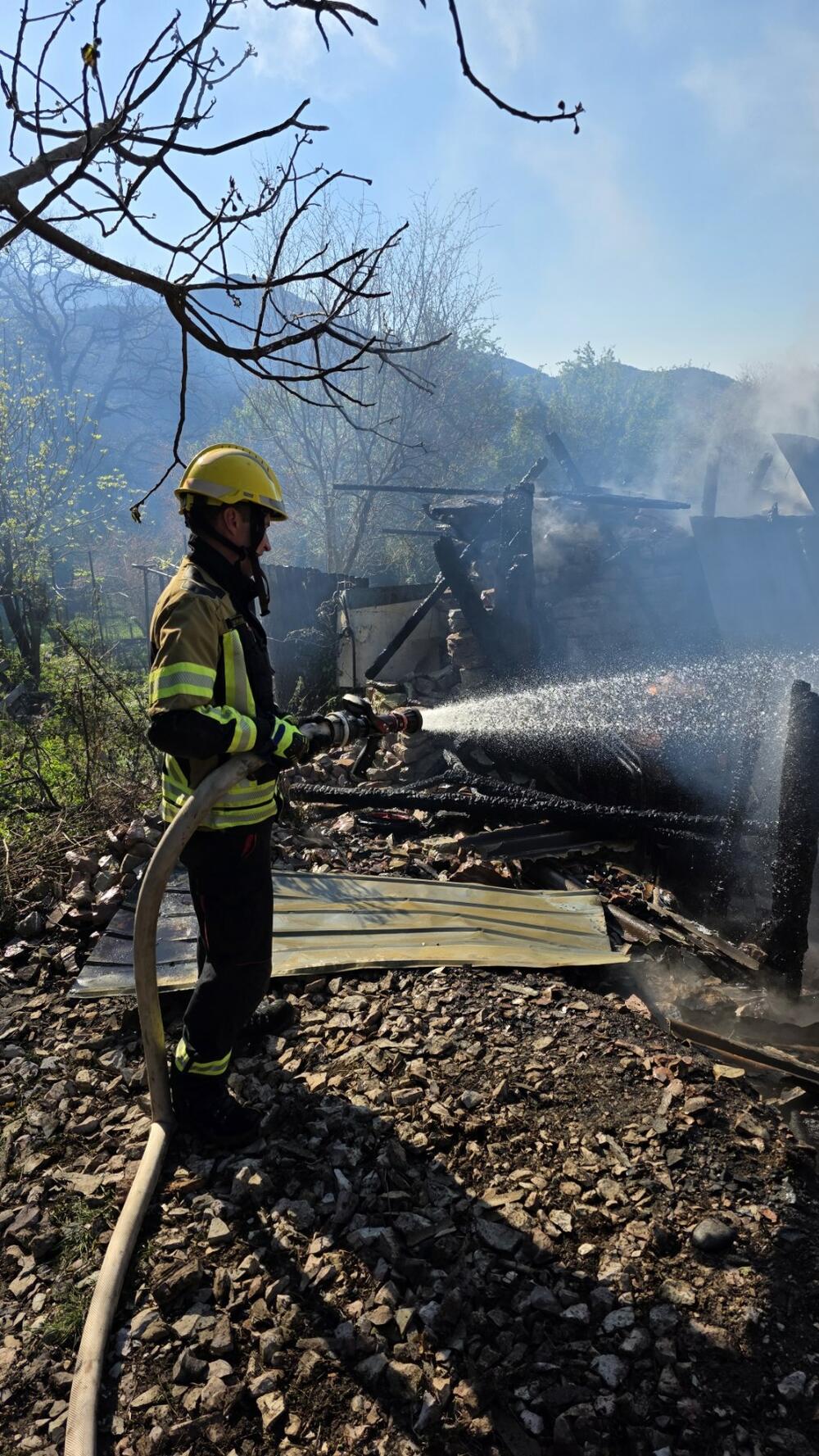 <p>Vatrogasci uspjeli da spriječe njegovo prenošenje na okolne objekte i rastinje</p>