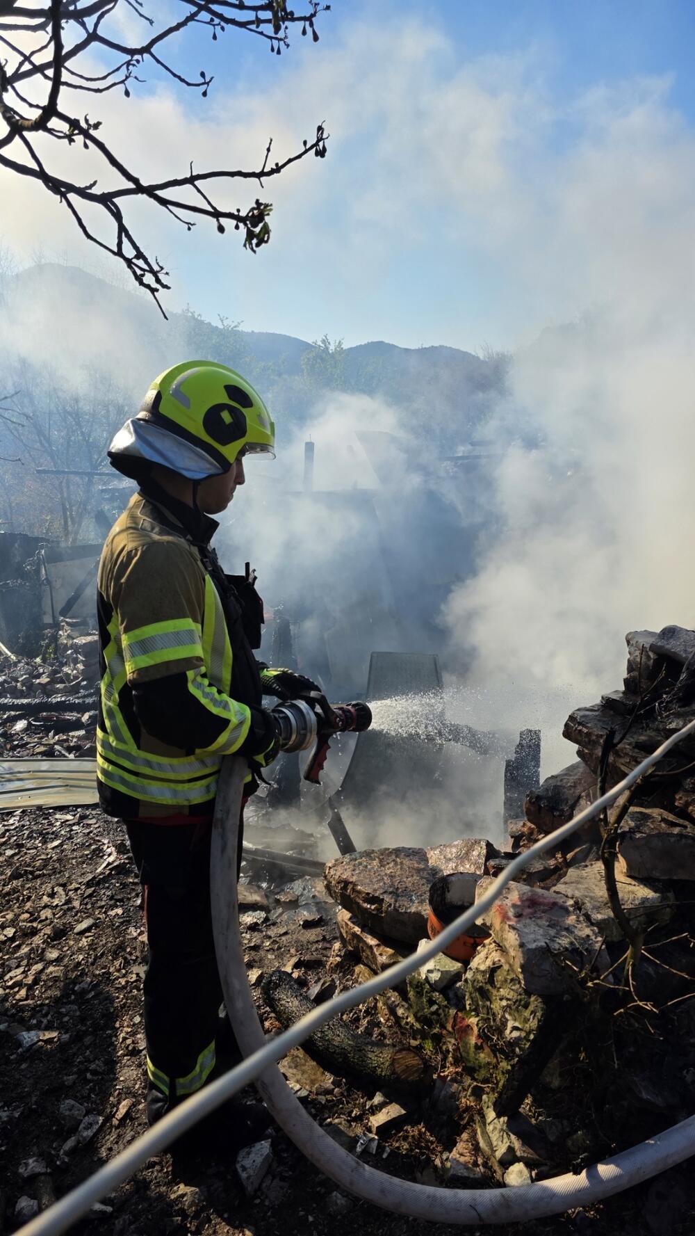 <p>Vatrogasci uspjeli da spriječe njegovo prenošenje na okolne objekte i rastinje</p>